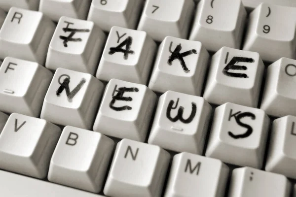 Detail Einer Computertastatur Mit Fake News Darauf Mit Filzstift — Stockfoto