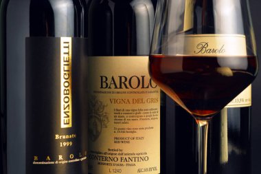 Torino, Piedmont, İtalya. -01 / 02 / 2021 - Bir şişe Piedmont şarabı Barolo.