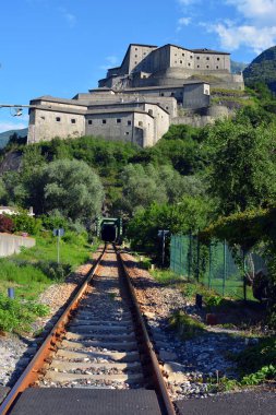 Bard, Aosta Vadisi / İtalya - 06-20-2020 - Ozan Kalesi 'nin altındaki demiryolları.