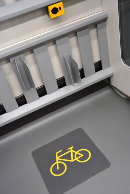 Milan, Lombardia, İtalya - 10-03-2019 Expoferroviaria Fuarı, bir tren vagonunda bisiklet taşımaya adanmış bölge