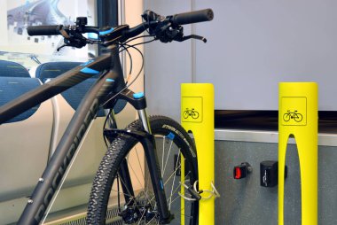 Milan, Lombardia, İtalya - 10-03-2019 Expoferroviaria Fuarı, bir tren vagonunda bisiklet taşımaya adanmış bölge