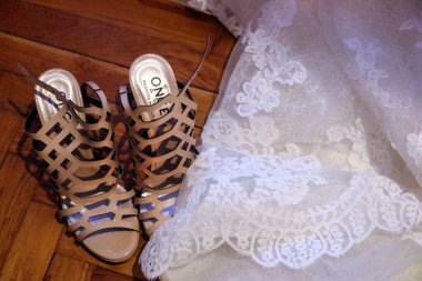 Torino, Piedmont, İtalya -09-16-2017 - Gelin ayakkabıları ve beyaz nikah elbisesi ayrıntıları