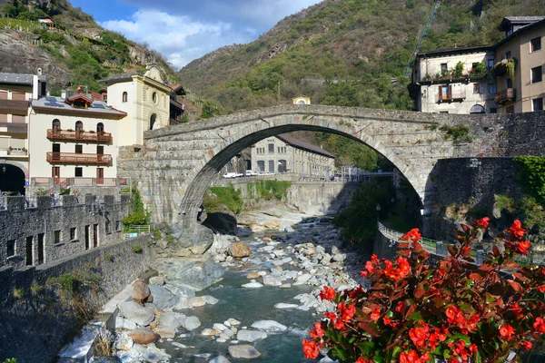 Pont Saint Martin, Aosta Vadisi, İtalya. - 10-11-2020 - Lys Nehri üzerindeki antik Roma köprüsü.