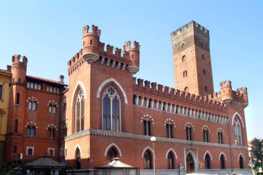 Asti, Piedmont, İtalya - Piazza Roma, Palazzo Medici del Vascello.and Comentina tower.