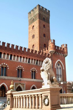 Asti, Piedmont, İtalya - Piazza Roma, Palazzo Medici del Vascello.and Comentina tower.