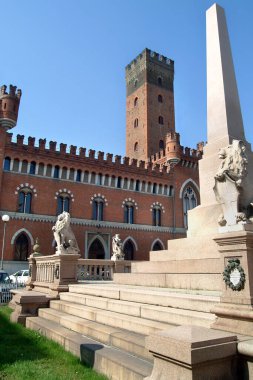 Asti, Piedmont, İtalya - Piazza Roma, Palazzo Medici del Vascello.and Comentina tower.