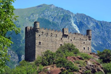 Chatillon, Aosta Vadisi, İtalya Ussel 'in ortaçağ taş kalesi..