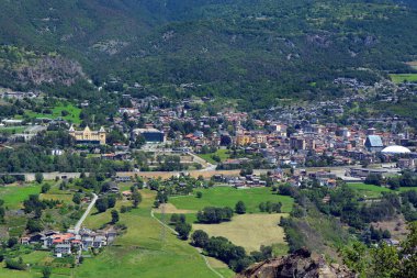 Chatillon, Aosta Vadisi, İtalya - 07 / 10 / 2021 - Şehrin en iyi manzarası