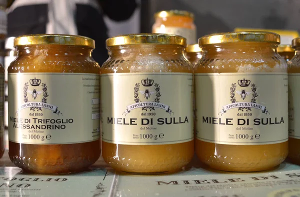 Molise, İtalya -11-25-2025 - Sulla çiçekleri kavanozları bal, lezzet taze ve narin ve arındırıcı ve zehirleyici etkilerdir .