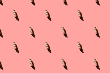 Farklı boyutlarda, pürüzsüz waffle tüpleri ve pembe arka planda sert trendlerin gölgeleri. Minimum tatlı yiyecek konsepti.