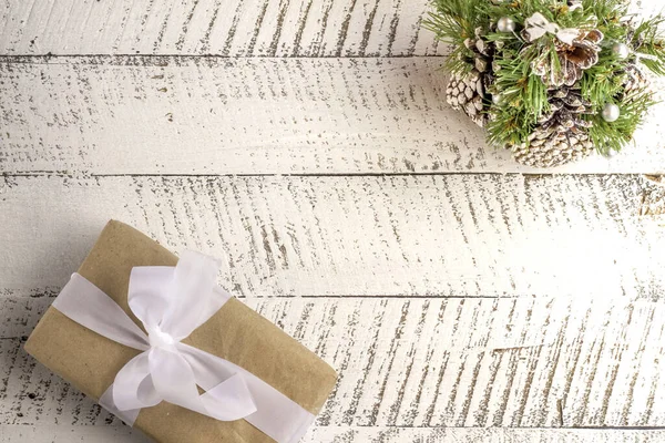 Frohe Weihnachten Konzept Mit Geschenkbox Und Dekorativen Tannenbaum Aus Zapfen — Stockfoto