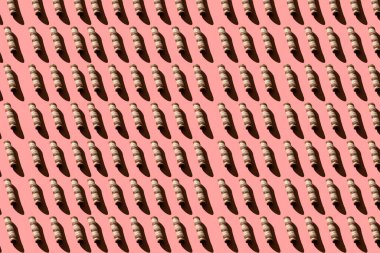 Farklı boyutlarda, pürüzsüz waffle tüpleri ve pembe arka planda sert trendlerin gölgeleri. Minimum tatlı yiyecek konsepti.