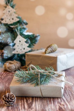 Noel ve sıfır ziyan, Kraft kağıdına sarılı çevre dostu hediye ahşap masa, ekolojik Noel tatili konsepti eko dekorlu.