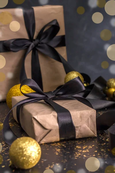 Cajas Regalo Atadas Con Una Cinta Negra Sobre Una Mesa —  Fotos de Stock