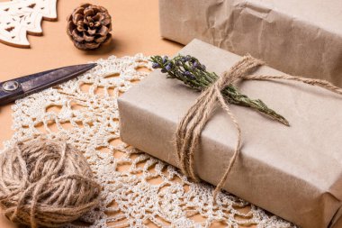 Noel ve sıfır ziyan, Kraft kağıdına sarılı çevre dostu hediye ahşap masa, ekolojik Noel tatili konsepti eko dekorlu