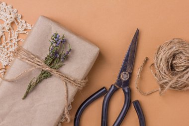 Noel ve sıfır ziyan, Kraft kağıdına sarılı çevre dostu hediye ahşap masa, ekolojik Noel tatili konsepti eko dekorlu