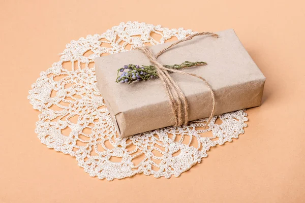 Weihnachten Und Null Abfall Umweltfreundliche Geschenkverpackung Kraftpapier Auf Holztisch Ökologisches — Stockfoto