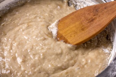 Muzlu ekmek ya da muzlu kek aşama aşama kek. Bütün malzemeleri karıştırırız, hamur ya da hamuru yaparız..