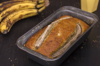 Geleneksel bir Amerikan yemeği, siyah arka planda glüten ve sütsüz muz ekmeğidir..