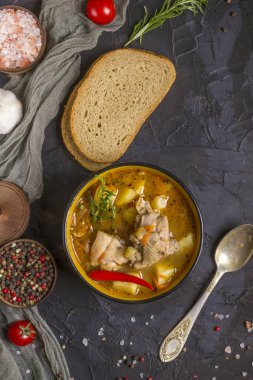 Koyu bir masada haşlanmış patates ve tavuk eti ile kalın bir tabak. Üst görünüm