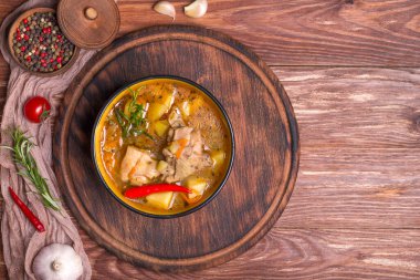 Haşlanmış patates ve ahşap bir masada tavuk eti. Üst manzara, boşluğu kopyala..