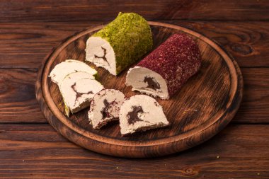 Fıstıklı ve gül tozlu Doğu çikolata halkası