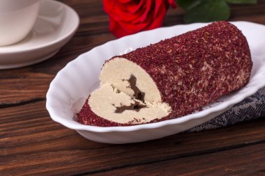 Tahta zemin üzerinde çikolata ve gül tozu olan doğu tatlı halvası