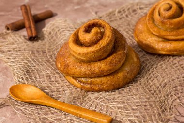 Baharat ve kakao ile doldurulmuş taze pişmiş tarçınlı çörek. Tatlı ev yapımı kekler.