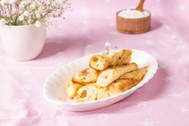 Süzme peynirle doldurulmuş ince krepler. .