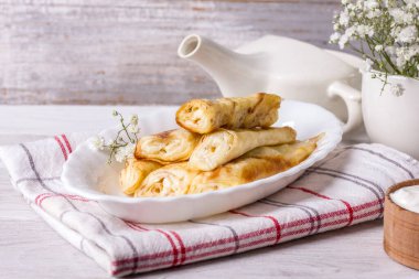 Süzme peynirle doldurulmuş ince krepler. .