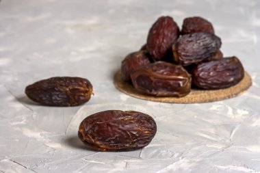 Işık arkaplanı üzerinde kopyalanmış tarih yığını.