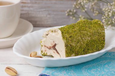 Tahta bir masanın üzerinde fıstıklı çikolata halkası ve fotokopi alanı.