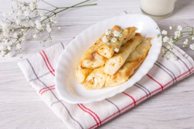 Süzme peynirle doldurulmuş ince krepler. .