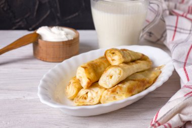 Süzme peynirle doldurulmuş ince krepler. .