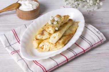 Süzme peynirle doldurulmuş ince krepler. .