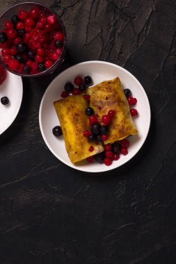 Süzme peynir ve böğürtlenlerle doldurulmuş ince krepler..