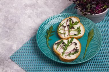 Aroaranth mikroyeşillikli iki sandviç. Mor yapraklar, saplar ve taze roka yaprakları. Vejetaryen ve sağlıklı yiyecek konsepti..