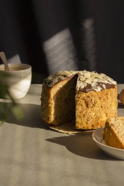 Koyu çikolata ve nefis tadı olan bademlerle nefis Paskalya pastası.