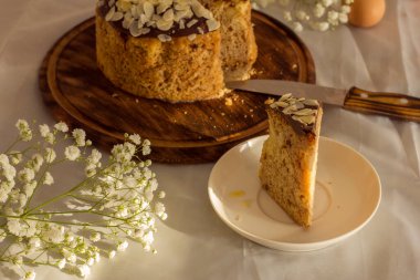 Koyu çikolata ve nefis tadı olan bademlerle nefis Paskalya pastası.