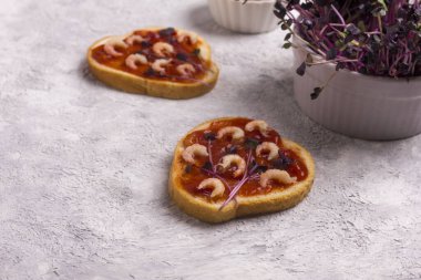 Karidesli ve amaranth mikroyeşillikli sandviç. Hafif arka planda tost ekmeği olan ev yapımı sandviç, üst manzara. Kopya alanı olan lezzetli karidesli sandviç..