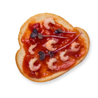 Karidesli ve amaranth mikro yeşillikli sandviç. Beyaz arka planda izole edilmiş ekmek kızartmalı ev yapımı sandviç. Lezzetli karidesli sandviç..