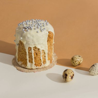 Geleneksel Paskalya pastası nefis bir tadı ve modaya uygun bej arka planda bıldırcın yumurtaları ve duvarında gölgesi olan. Paskalya kartının minimalizmi. Yaratıcı kartpostal.