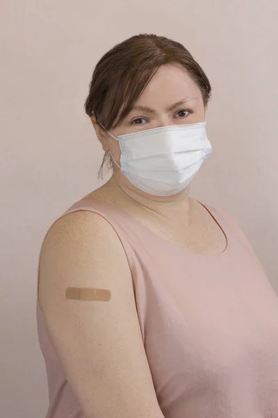 Porträtt Kvinna Efter Vaccination Pastell Bakgrund Med Kopieringsutrymme Medelålders Kvinna — Stockfoto