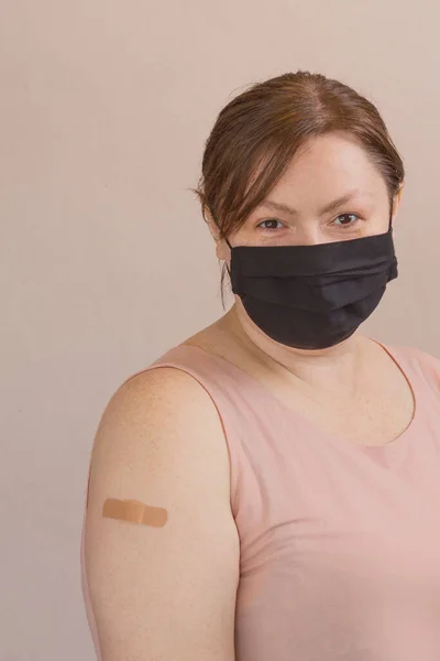 Porträtt Kvinna Efter Vaccination Pastell Bakgrund Med Kopieringsutrymme Medelålders Kvinna — Stockfoto