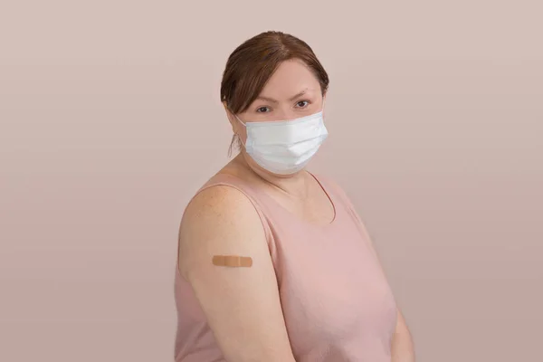 Portret Van Een Zwangere Vrouw Vaccinatie Een Pastelachtergrond Zwangere Vrouw — Stockfoto