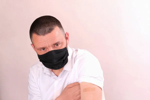 Portret Van Een Man Vaccinatie Een Pastelachtergrond Met Kopieerruimte Een — Stockfoto