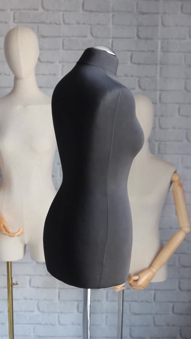 Maniquí Tela Negra Gira Contra Pared Vídeo Vertical Concepto Tienda — Vídeo de stock