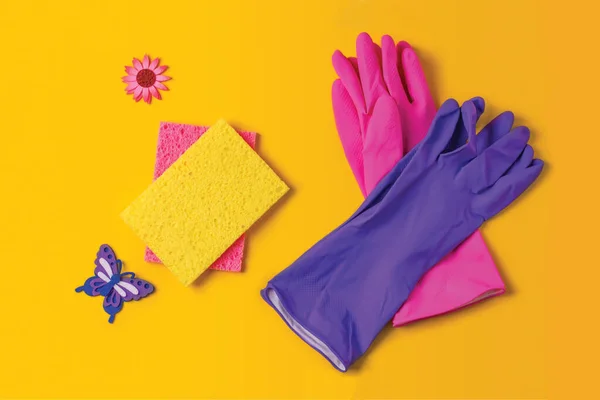 明るい色のゴム手袋と黄色の背景にクリーニングスポンジ 家事や掃除サービス 製品コンセプトの洗浄 — ストック写真