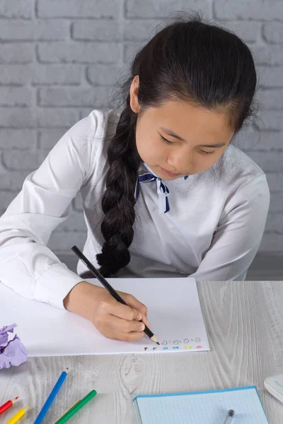 Junge Asiatische Teenager Die Von Hause Aus Schuluniform Lernen Und — Stockfoto