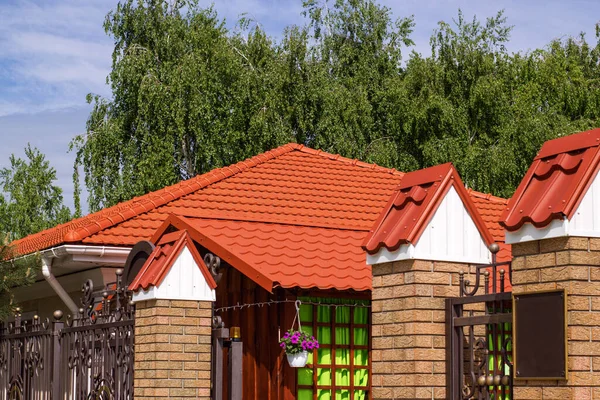 Struktura Dachu Pokryta Czerwonymi Metalowymi Płytkami Słoneczny Dzień Nowoczesna Konstrukcja — Zdjęcie stockowe